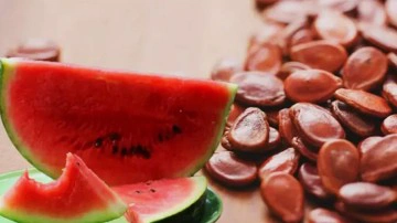 Karpuz &ccedil;ekirdeği faydaları nelerdir? Karpuz &ccedil;ekirdeği yenir mi, nasıl t&uuml;ketilir?