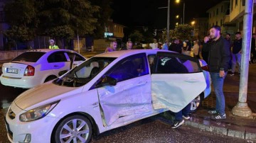 Kayganlaşan yolda iki otomobil &ccedil;arpıştı: 3 yaralı