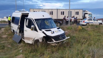 Kayseri'de pikap ile iş&ccedil;i servisinin &ccedil;arpıştığı feci kazaı: 21 yaralı