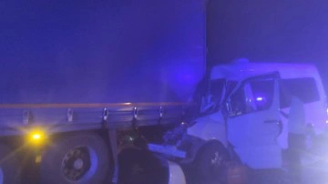 Kırkpınar g&uuml;reş&ccedil;ilerini taşıyan minib&uuml;s TIR'a &ccedil;arptı