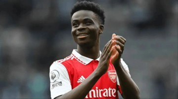 Koca y&uuml;rekli Saka! D&uuml;nyaca &uuml;nl&uuml; futbolcudan T&uuml;rkiye'ye dev deprem yardımı