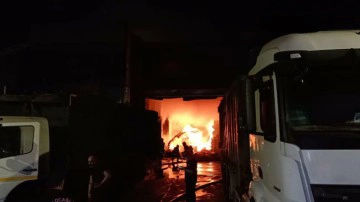Kocaeli'de geri d&ouml;n&uuml;ş&uuml;m fabrikasında &ccedil;ıkan yangına m&uuml;dahale ediliyor