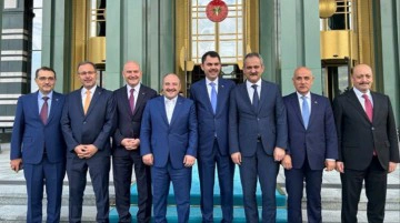 Koltuğu devreden eski bakanlardan peş peşe veda paylaşımı