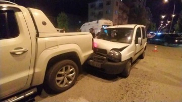 Kontrolden &ccedil;ıkan ara&ccedil; kamyonete &ccedil;arptı