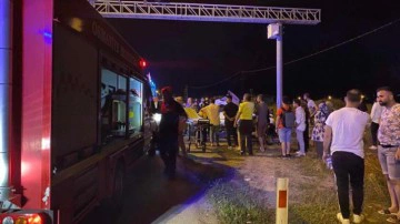 Kontrolden &ccedil;ıkan otomobil karşı şeride ge&ccedil;ti: 2 &ouml;l&uuml;