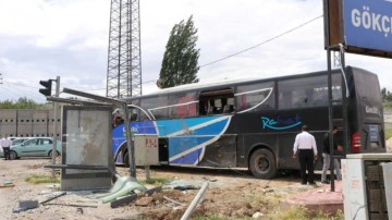 Kontrolden &ccedil;ıkan yolcu otob&uuml;s&uuml; durağa daldı
