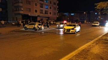 K&ouml;peğe &ccedil;arpmamak i&ccedil;in ani fren yapınca başka otomobil &ccedil;arptı: 5 yaralı