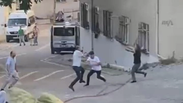 Korkun&ccedil; cinayet! Kız arkadaşıyla tartışırken m&uuml;dahale eden adama kurşun yağdırıp &ouml;ld&uuml;rd&uuml;