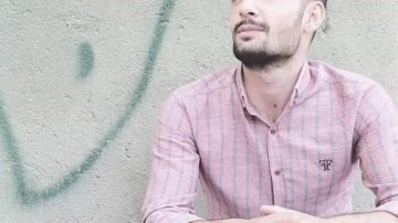 Korkun&ccedil; &ouml;l&uuml;m! Emniyet kemeri takmayan gen&ccedil; ara&ccedil;tan fırladı