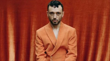 Mabel Matiz balkonda i&ccedil; &ccedil;amaşırıyla verdiği pozu yayınladı, takip&ccedil;ileri beğeni yağdırdı