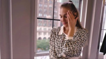 Meryem Uzerli New York sokaklarında poz verdi, herkes y&uuml;z&uuml;ndeki şişliğe takıldı