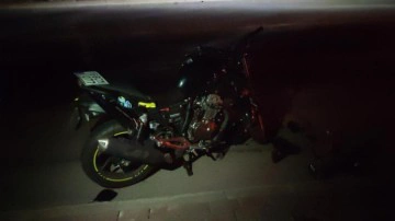 Motosiklet trakt&ouml;re &ccedil;arptı: 1 yaralı