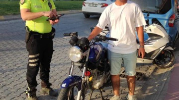 Motosiklette yatar halde seyreden s&uuml;r&uuml;c&uuml;ye caydırıcı ceza