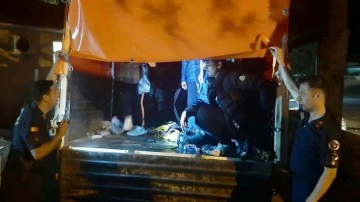 Muğla&rsquo;da takiple durdurulan kamyonun kasasından 42 ka&ccedil;ak g&ouml;&ccedil;men &ccedil;ıktı