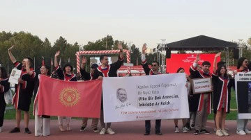 ODT&Uuml; Mezuniyet T&ouml;reni'nde dikkat &ccedil;eken pankart