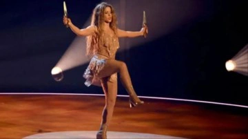 &Ouml;d&uuml;l gecesinde sahneye &ccedil;ıkan Shakira, bı&ccedil;aklı intikam dansıyla nefes kesti