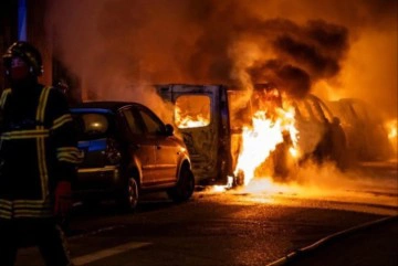 Olayların kontrolden &ccedil;ıktığı Fransa'da "kitlesel eylem" &ccedil;ağrısı
