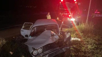 &Ouml;nce &ouml;n&uuml;nde giden araca, ardından duvara &ccedil;arptı: 1 ağır yaralı