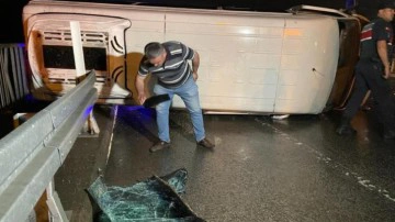 Ordu&rsquo;da virajı alamayan yolcu minib&uuml;s&uuml; devrildi: 3 yaralı