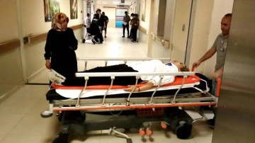 Otob&uuml;s şof&ouml;r&uuml; ve yolcular kazada yaralanan hostesi 6 saat bekledi