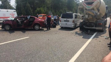 Otomobil beton mikserine arkadan &ccedil;arptı: 1 &ouml;l&uuml;