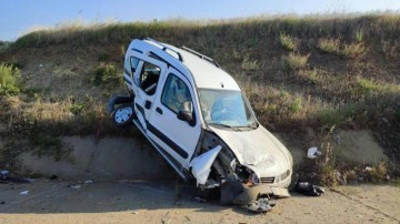 Otomobil ile hafif ticari ara&ccedil; &ccedil;arpıştı: 7 yaralı