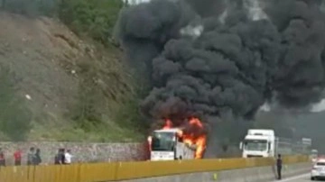 Otoyolda seyir halindeki otob&uuml;ste yangın &ccedil;ıktı