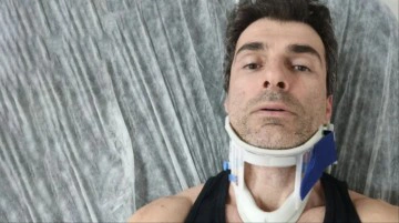 Oyuncu &Ouml;zg&uuml;r &Ouml;zberk, yaya şeridine hızla girdiği i&ccedil;in uyardığı şof&ouml;r tarafından darbedildi