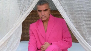 Pembe takım elbise giydiği i&ccedil;in lin&ccedil; edilen Berdan Mardini fena patladı: Geri zekalılar