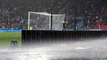 Saha g&ouml;le d&ouml;nd&uuml;! Ma&ccedil; yarıda kaldı