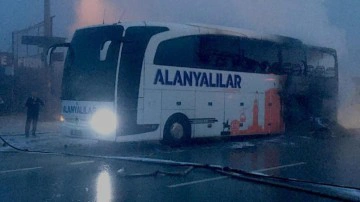 Seyir halindeyken alev alan yolcu otob&uuml;s&uuml; kullanılamaz hale geldi!