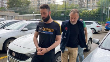 Silah sesini duyup balkona &ccedil;ıkan kadın vuruldu