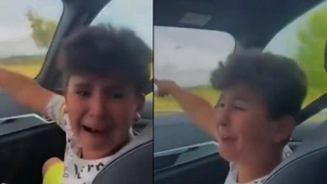 Sınırda T&uuml;rk bayrağını g&ouml;ren gurbet&ccedil;i &ccedil;ocuk g&ouml;zyaşlarına boğuldu