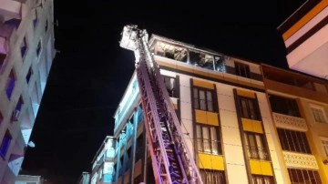 Sultangazi'de 4 katlı binanın &ccedil;atı katındaki daire alev alev yandı