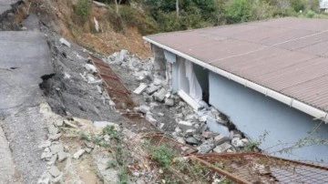 Sultangazi'de istinat duvarı evin &uuml;zerine yıkıldı