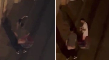 Taksim'de skandal g&ouml;r&uuml;nt&uuml;ler! 2 gen&ccedil; şortlarını indirip kendilerini b&ouml;yle kayda aldı