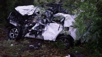 Tatil i&ccedil;in yola &ccedil;ıkan aileyi kaza ayırdı: Anne ve baba &ouml;ld&uuml;, &ccedil;ocukları yaralandı