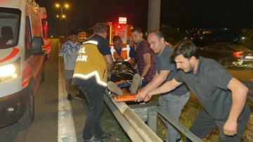 TEM&rsquo;de tırdan devrilen y&uuml;klere otomobil &ccedil;arptı, trafik fel&ccedil; oldu: 3 yaralı