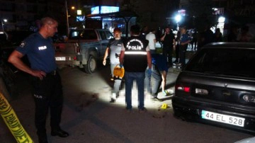 Trafikte dehşete d&uuml;ş&uuml;ren olay: Baba-oğula kurşun yağdırdılar