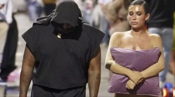 Transparan tulumla sokağa &ccedil;ıkan Kanye West'in eşi g&ouml;ğ&uuml;slerini yastıkla kapattı
