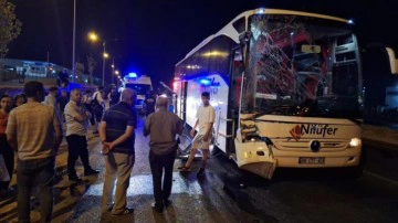 Turgutlu&rsquo;da yolcu otob&uuml;s&uuml; TIR'a arkadan &ccedil;arptı: 3 yaralı