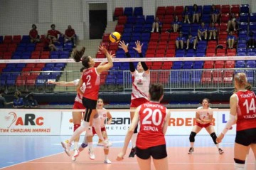 T&uuml;rkiye İşitme Engelliler Voleybol Kadın Milli Takımı Polonya'yı 3-0 Yendi