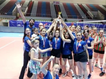 Urla Gen&ccedil;lik İzmir Mini Voleybol S&uuml;per Ligi şampiyonu