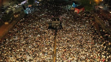 &Uuml;sk&uuml;dar'da 100 bin kişilik dev konser!