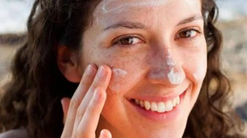 Yaz aylarında artan y&uuml;zdeki g&uuml;neş lekeleri: G&uuml;neşe &ccedil;ıkmadan &ouml;nce dikkat!