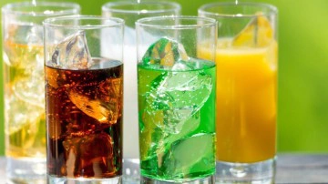 Yazın gazlı i&ccedil;eceklere dikkat! Asitli i&ccedil;eceklerden uzak durmak gerekiyor