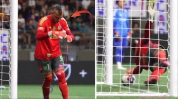 Yeşil sahalar bunu da g&ouml;rd&uuml;! Kaleci, b&uuml;y&uuml; yaparak penaltıyı kurtardı