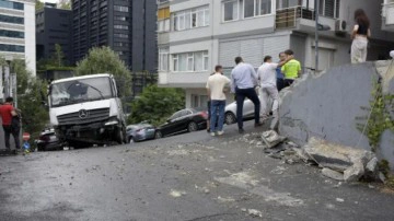 Yokuş aşağı kayan kamyon 7 araca &ccedil;arptı