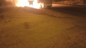 Yolcu otob&uuml;s&uuml; alev alev yandı