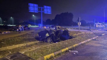 Yolcu otob&uuml;s&uuml; ile otomobil &ccedil;arpıştı: 2 kişi &ouml;ld&uuml;, 2 kişi yaralandı